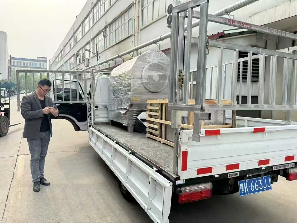 山西客戶訂購的許昌智工電磁炒貨機(jī)裝車發(fā)貨